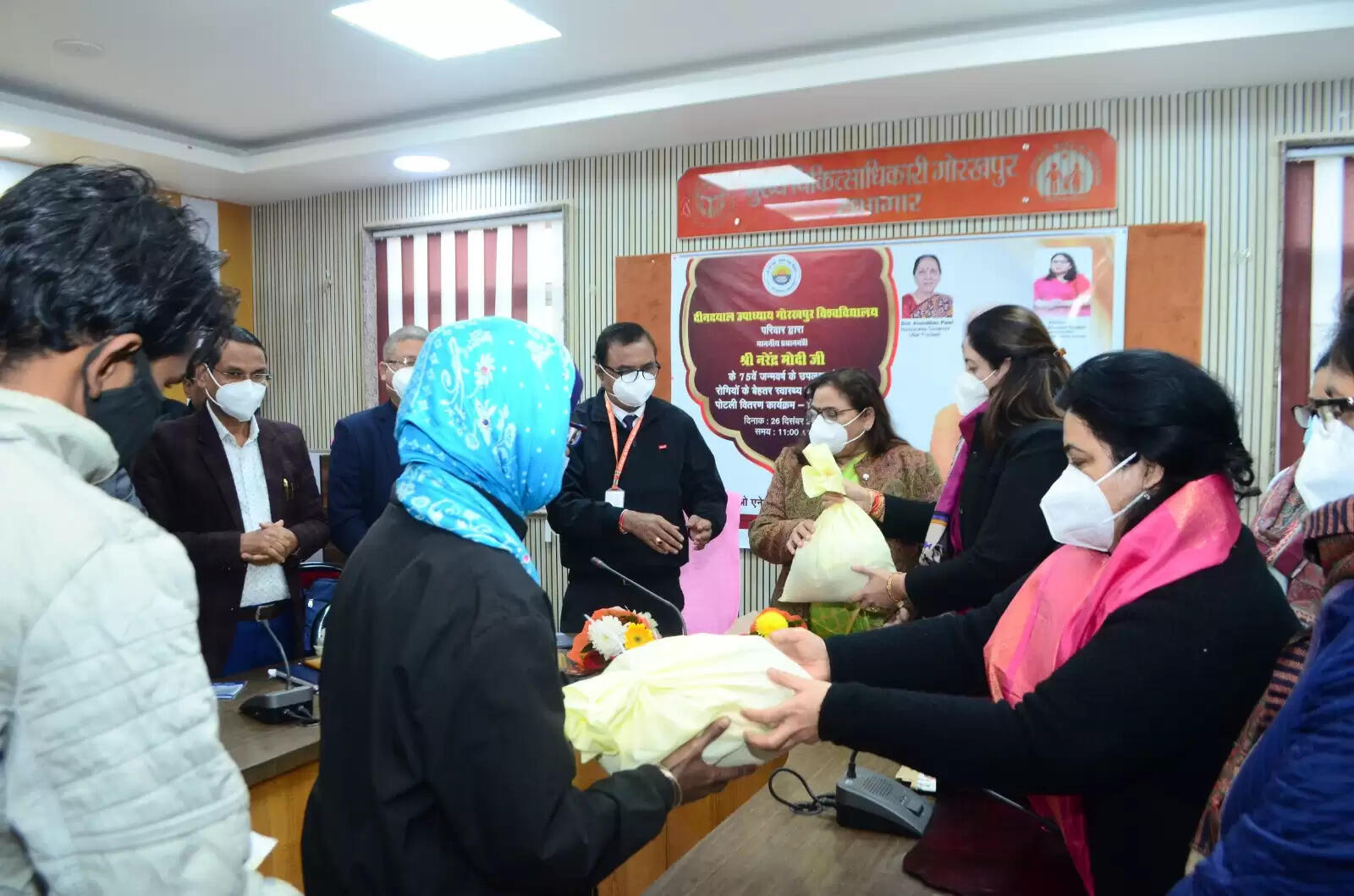 टीबी मुक्त भारत अभियान के तहत कुलपति ने गोद लिए गए क्षय रोगियों को वितरण किया पाेषण पोटली