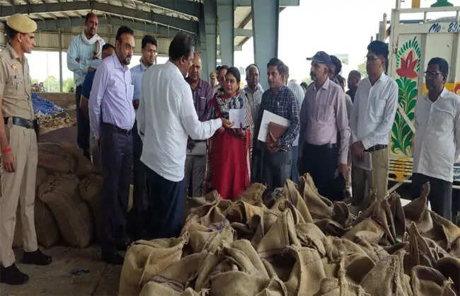 नारनौलः मंडियों में किसानों की सुविधा के लिए 24 घंटे कटेंगे गेट पासः डॉ राजा शेखर वंडरु