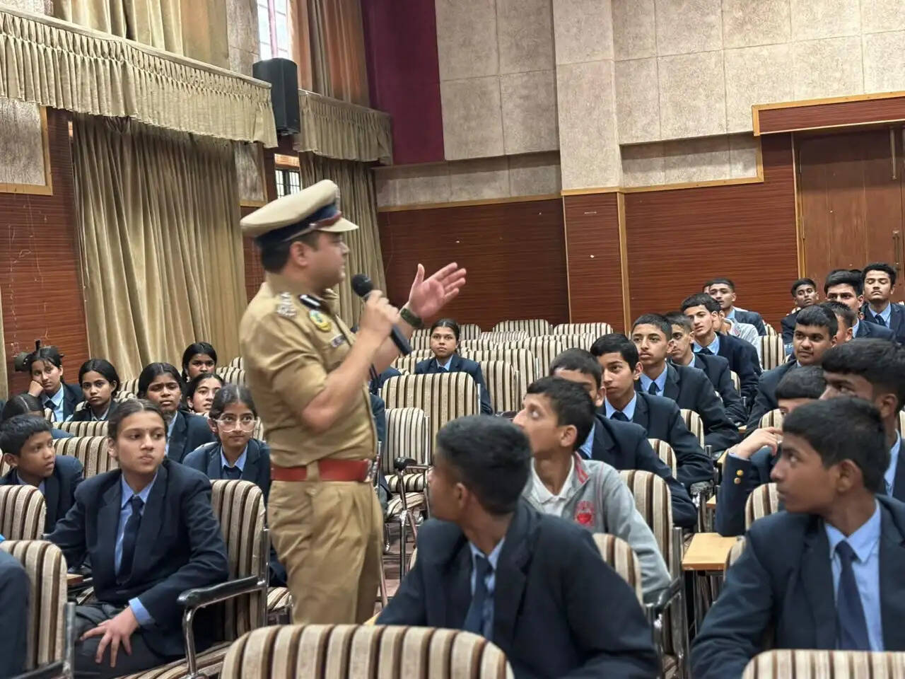 छोटा शिमला स्कूल पहुंचे एसएसपी गौरव सिंह, नशे के खतरों से किया आगाह