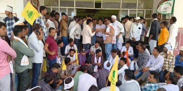 श्योपुरः किसानों ने किया कलेक्ट्रेट का घेराव, खाद संकट को लेकर प्रशासन के खिलाफ जमकर नारेबाजी