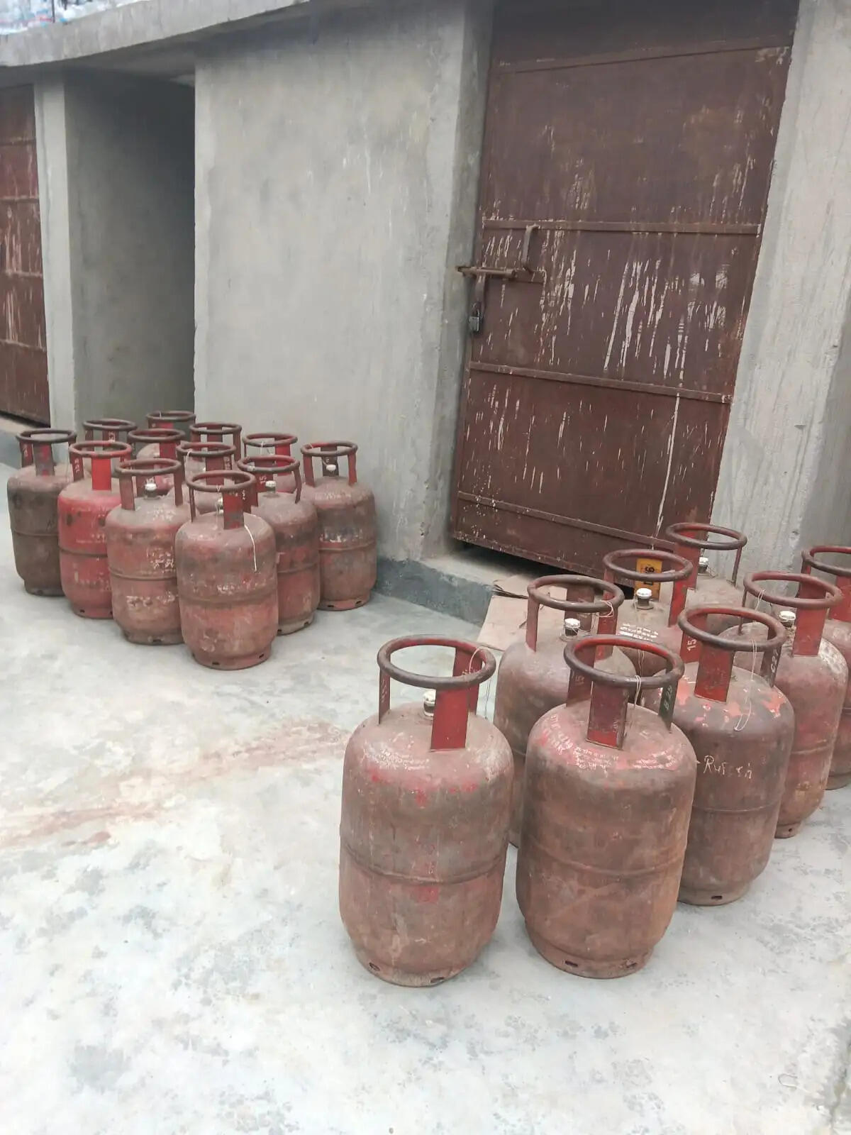 कालाबाजारी के लिए जमा 98 गैस सिलेंडर बरामद