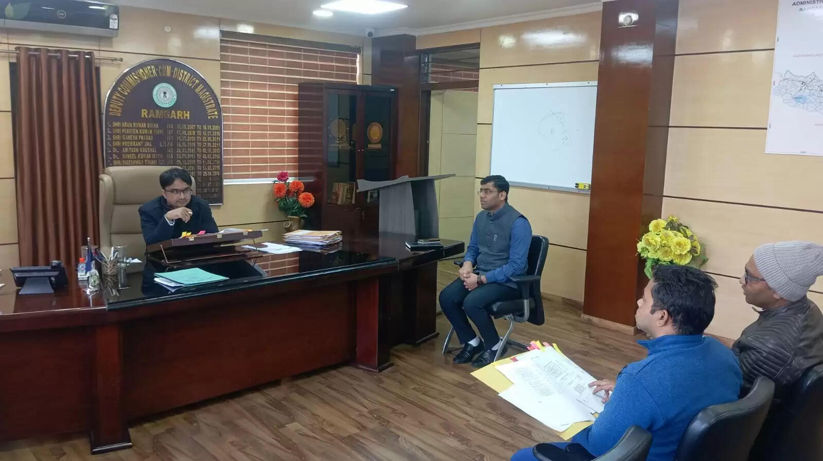 नगर परिषद और छावनी परिषद के कार्यों का डीसी ने की समीक्षा