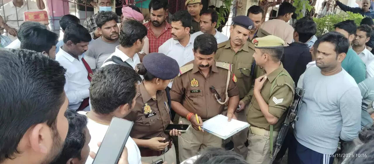 उप्र के मीरजापुर में ट्रेन की चपेट में आकर 6 महिलाओं सहित 8 श्रद्धालुओं की मौत, कई घायल