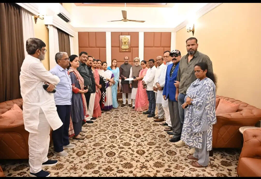टीएमसी के बागी सांसदों ने की ओम बिरला से मुलाकात, संसद में अलग बैठने की मांग