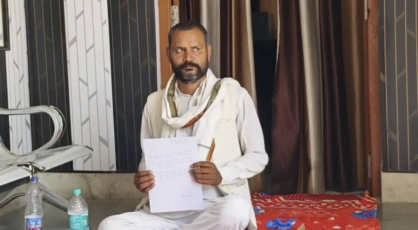 भ्रष्टाचार के खिलाफ युवक का बीडीओ कार्यालय पर धरना प्रदर्शन और आमरण अनशन
