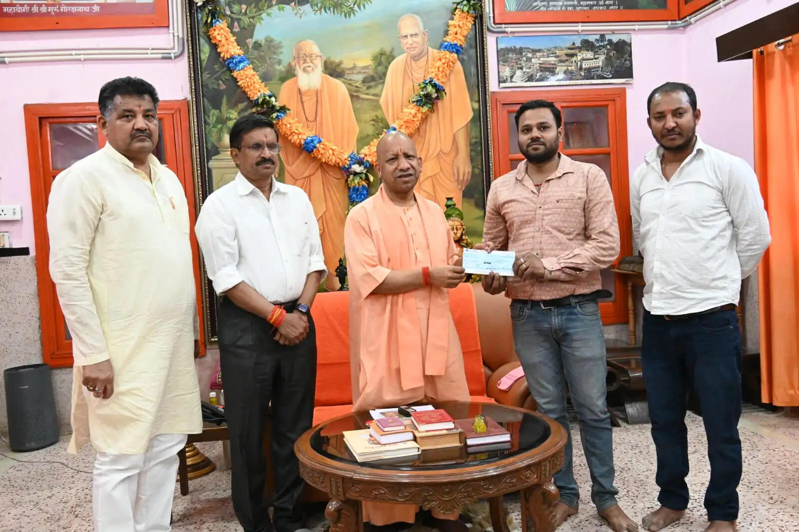 मुख्यमंत्री योगी ने आग लगने से प्रभावित दुकानदारों को दी आर्थिक सहायता