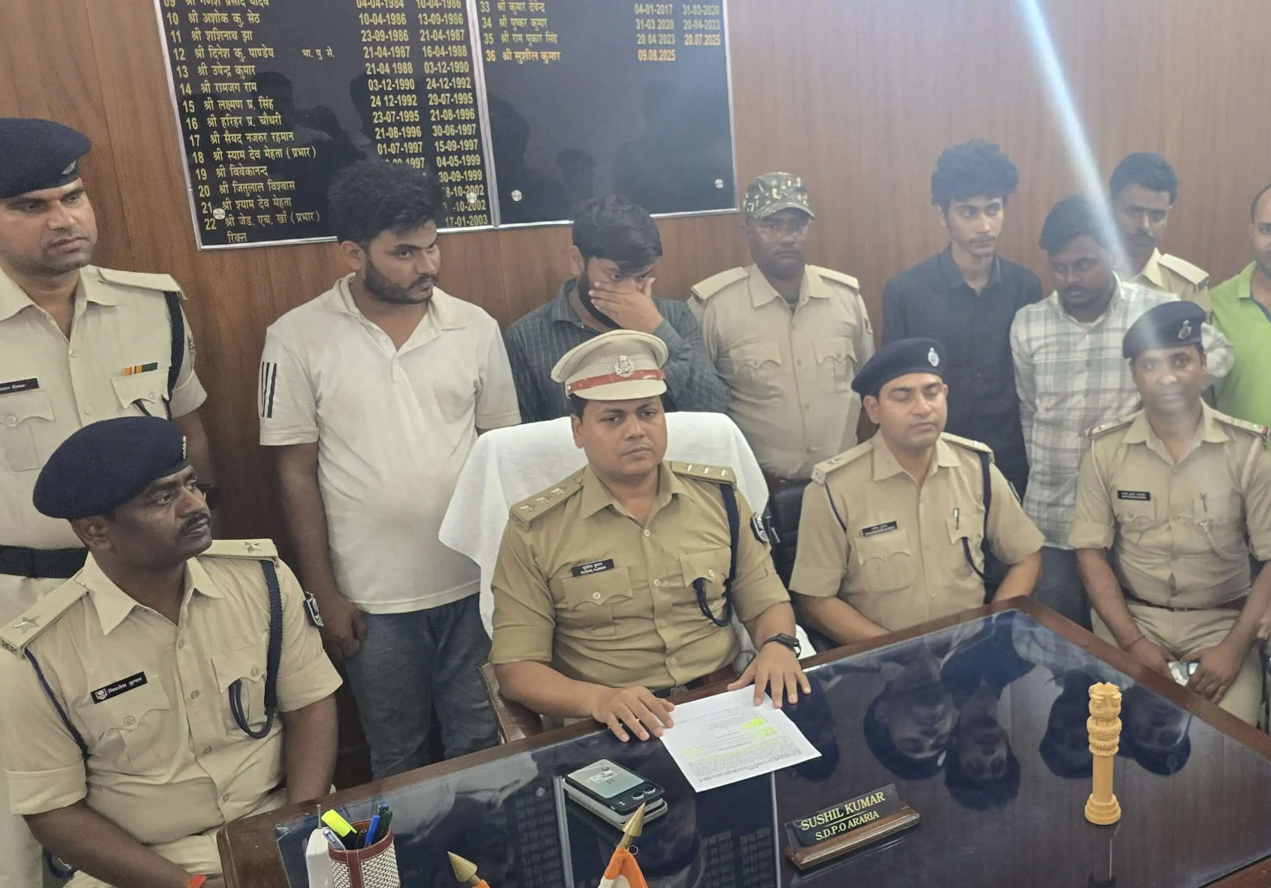 फोटो स्टेट की दुकान में फर्जी आधार कार्ड,कटिहार का दो गिरफ्तार,दो मौके से फरार