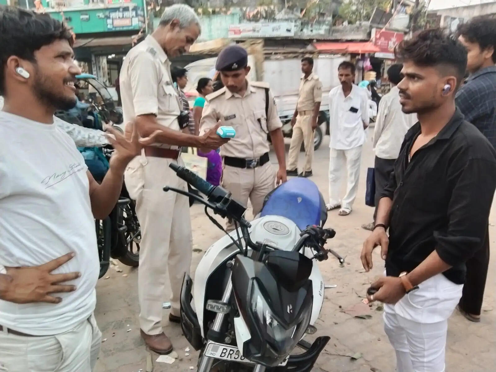 सुपौल में चला वाहन जांच अभियान, 20 हजार से अधिक का जुर्माना वसूला गया