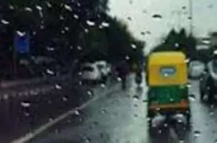 उप्र : तेज हवाओं और हल्की बूंदाबांदी से हुई सुबह की शुरुआत