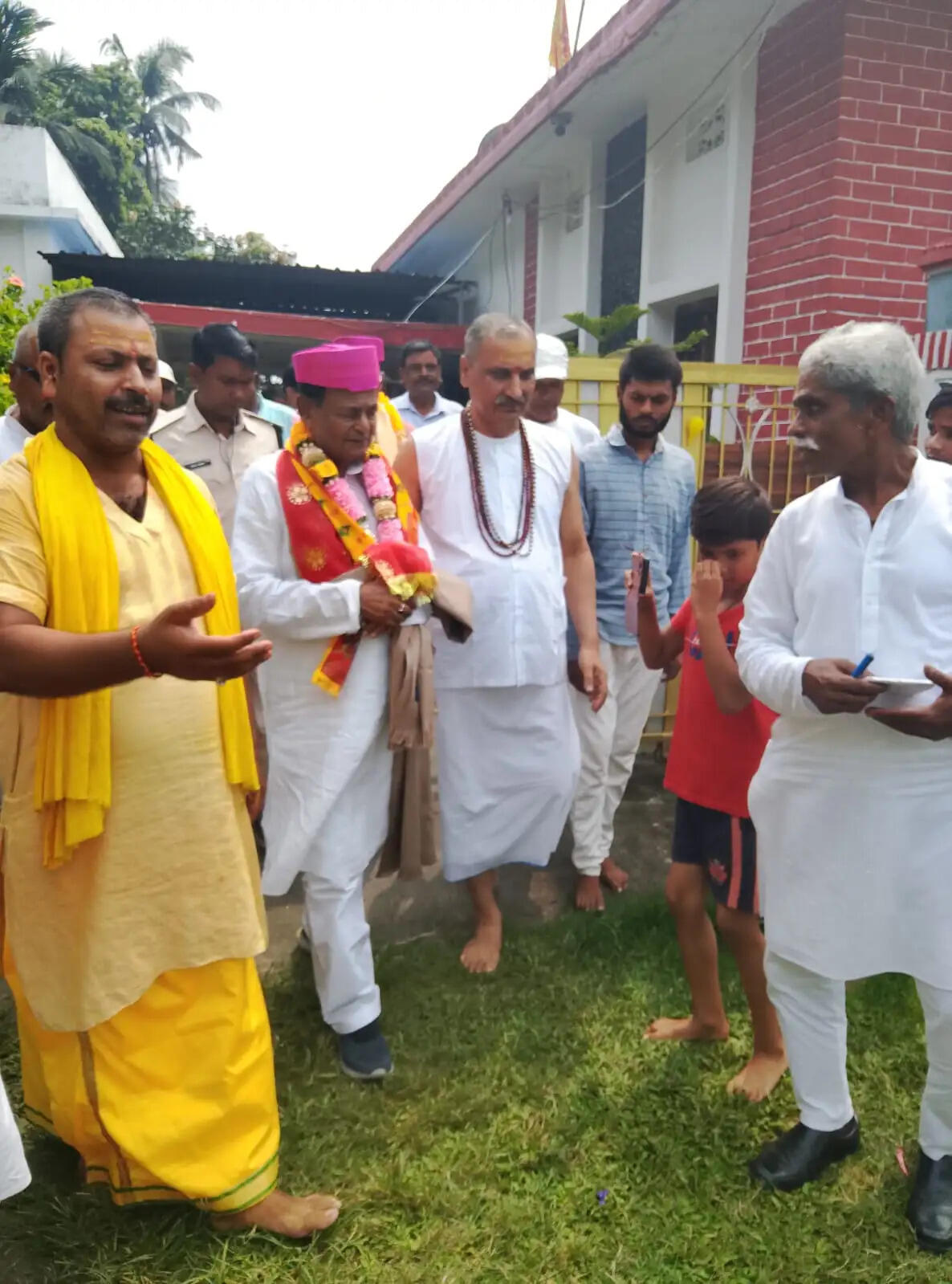 दूसरी बार सांसद बनने के बाद त्रिलोकधाम गोसपुर पहुंचे दिलेश्वर कामैत, हुआ भव्य स्वागत