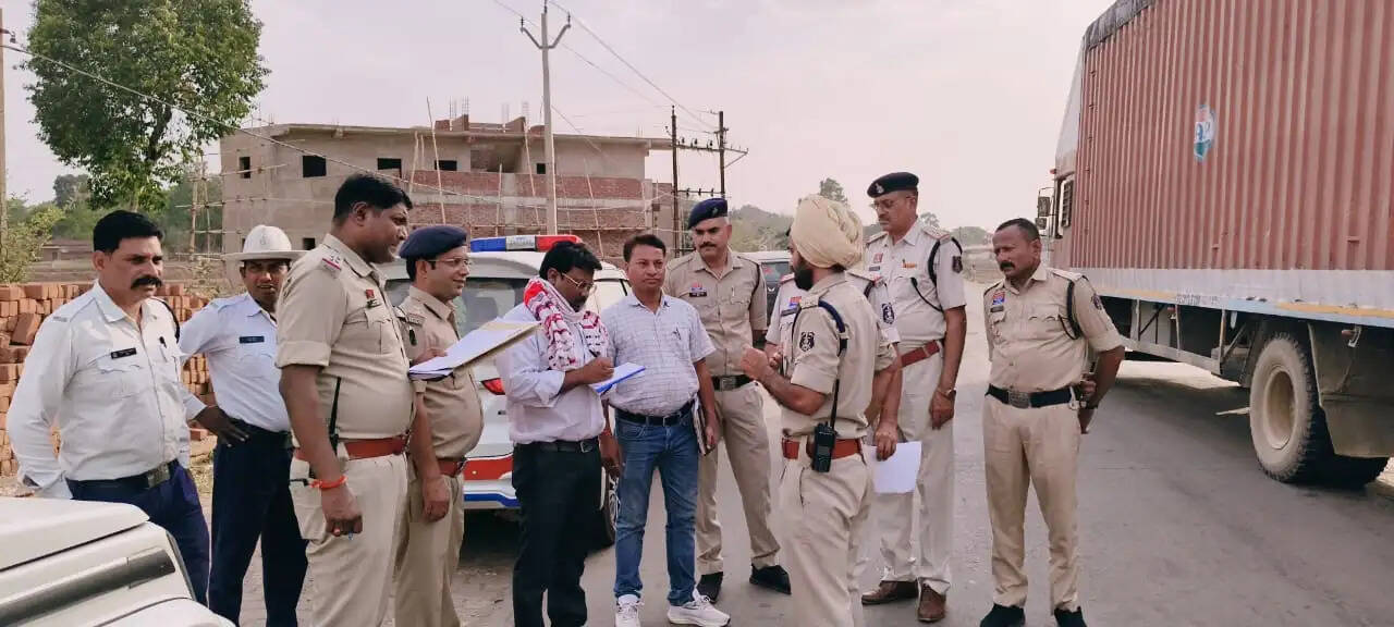 अंबिकापुर : सड़क हादसों पर लगेगी लगाम, पुलिस और प्रशासनिक अमले ने किया ब्लैक स्पॉट्स का औचक निरीक्षण