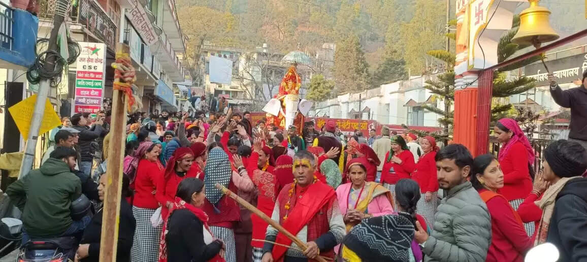 माघ मेला में हाथी स्वांग ने किया आकर्षित