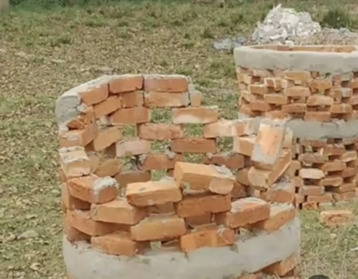 बंदर के उछलने से गिरे पीली ईंटों के बने घटिया ट्री गार्ड,रेंजर ने ठेकेदार को दी चेतावनी