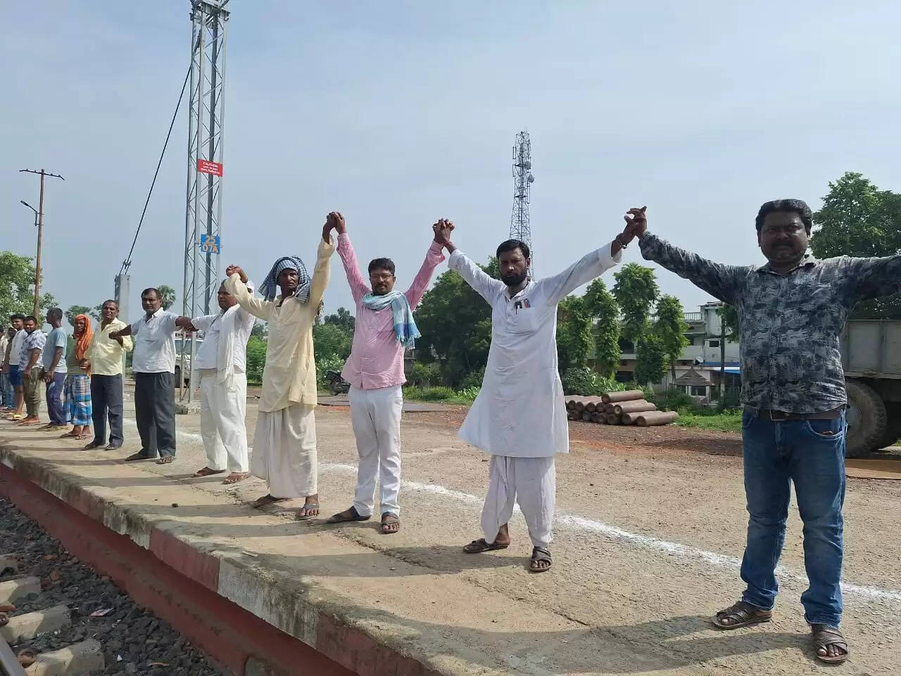 एक्सप्रेस ट्रेनों के ठहराव के लिए सलौना स्टेशन पर बनाया विशाल मानव श्रृंखला