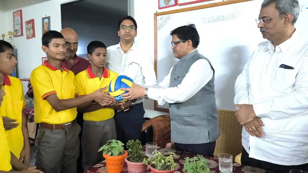 बच्चों को वॉलीबॉल प्रदान कर उज्ज्वल भविष्य की कामना