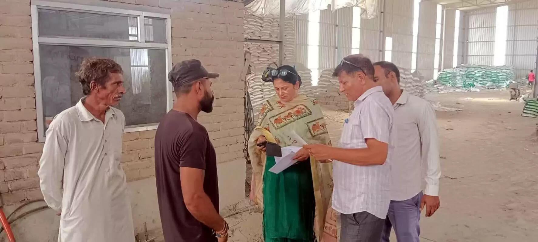 हिसार : सीएम फ्लाइंग का दो फैक्ट्रियों पर छापा,&nbsp; मिली अनियमितताएं
