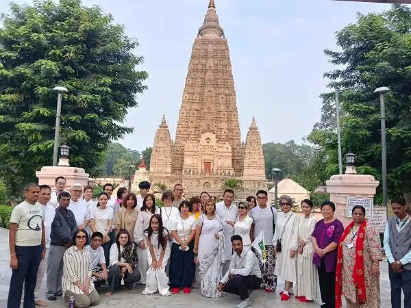 थाईलैंड के 28 सदस्यीय प्रतिनिधिमंडल ने किया महाबोधि मंदिर का दर्शन, बिहार की बौद्ध विरासत से हुए अभिभूत
