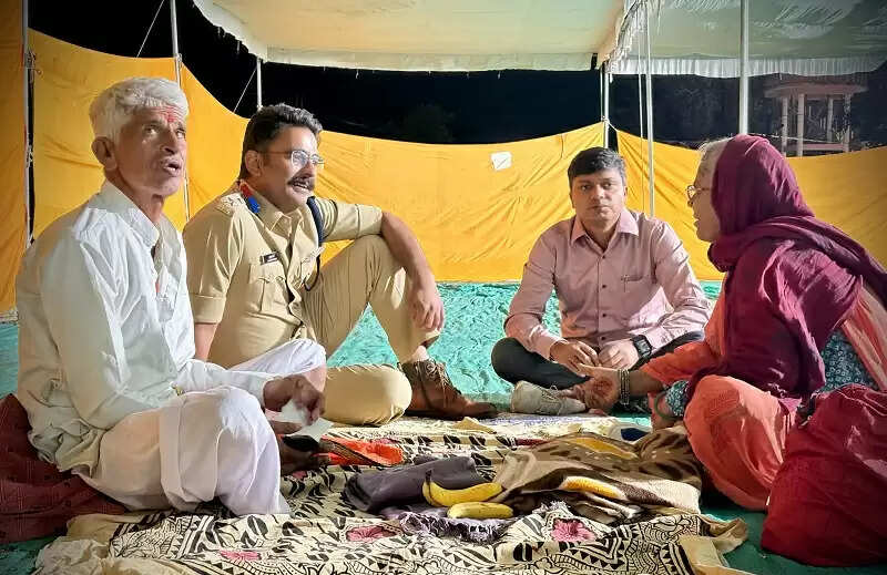 उज्जैनः कलेक्टर-एसपी पंचक्रोशी श्रद्धालुओं से मिलने रात्रि में मोटरसाइकिल से निकले