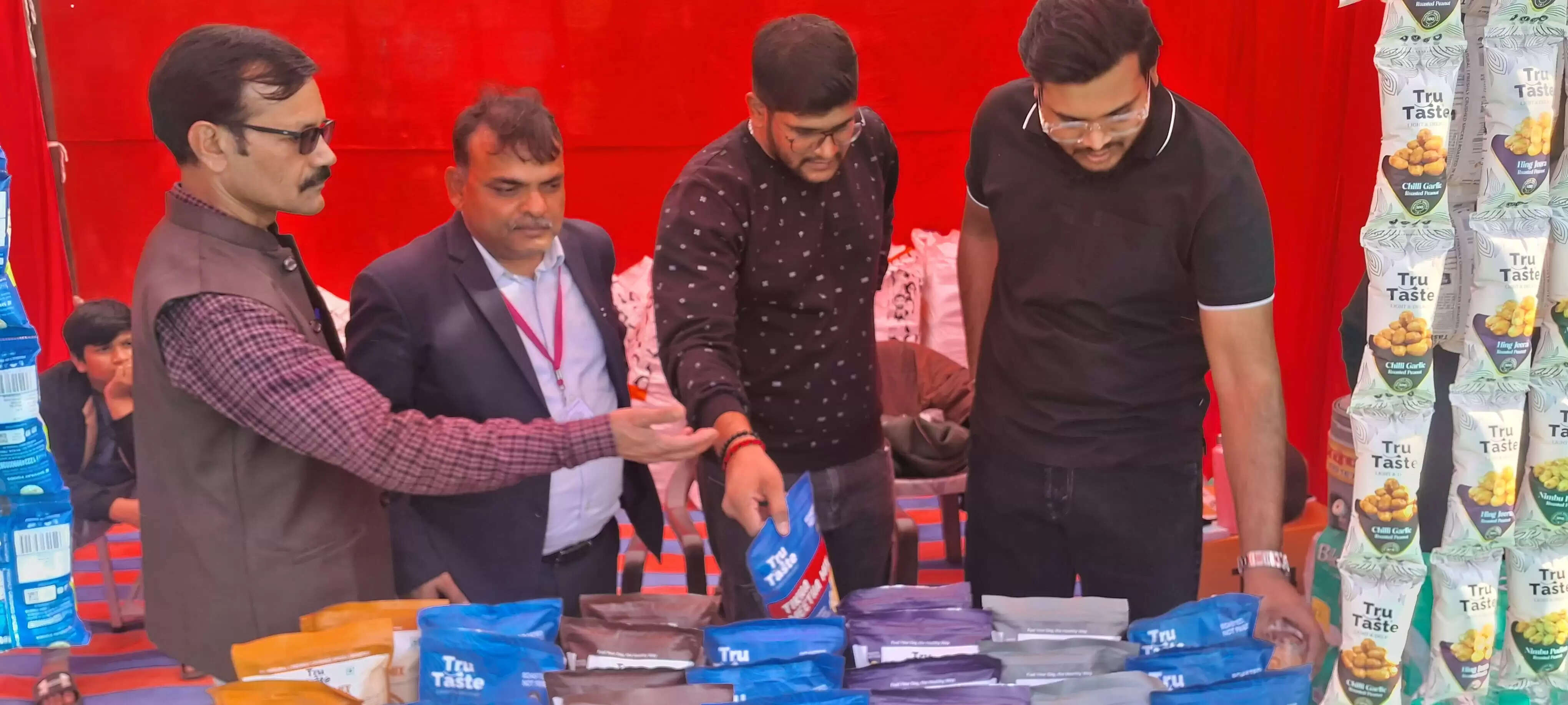 सांभर फेस्टिवल में खाद्य सुरक्षा अधिकारियों ने निरीक्षण कर लिए गए विभिन्न खाद्य पदार्थों के लिए नमूने