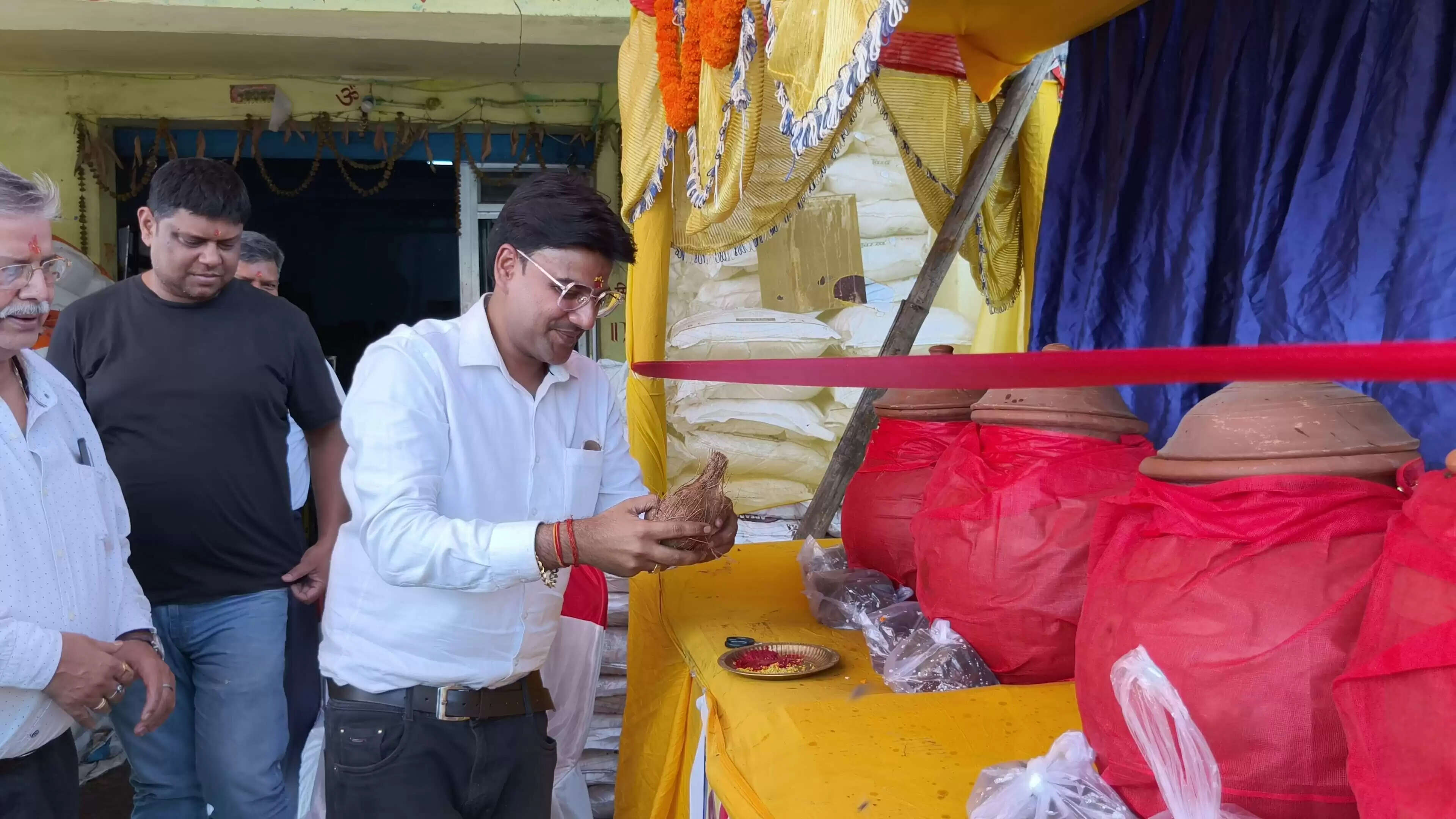 तपती गर्मी में पेयजल और खिचड़ी वितरित कर रहा मारुति नंदन भंडार