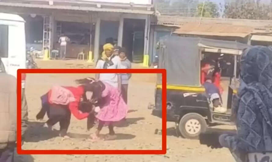 अनूपपुर: बीच सड़क बनी दो युवतियों के लिए अखाड़ा, गुत्थम-गुत्थी करते देख रहे तमासबीन