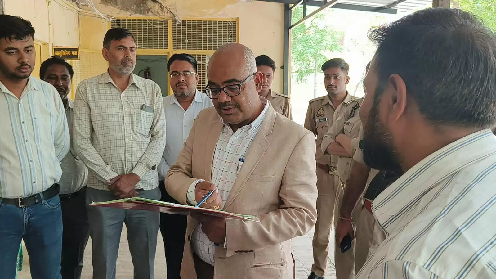 पीडब्ल्यूडी में अनुपस्थित मिले 7 कर्मचारी ,डीएम ने जताई नाराजगी ,रोका जाएगा वेतन