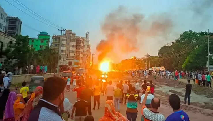 बांग्लादेश में गैस सिलेंडर से लदा ट्रक पलटा,लगी आग, जोरदार धमाका