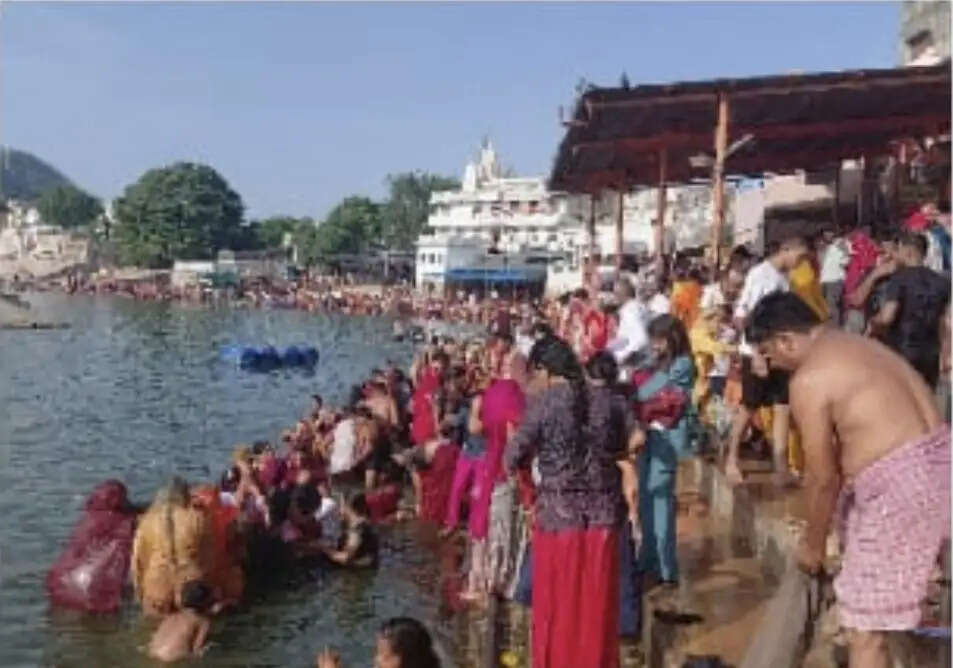 सोमवती अमावस्या पर सजे जगतपिता ब्रह्मा, दिव्य श्रृंगार ने मोहा श्रद्धालुओं का मन
