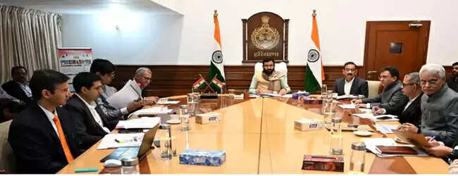 सड़क&nbsp;मरम्मत&nbsp;की&nbsp;शिकायताें&nbsp;में&nbsp;कोताही पर अधिकारियों पर गिरी गाज