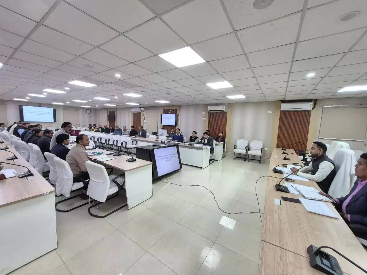 जिलाधिकारी ने दी चेतावनी कहा राजस्व कार्यों में कोताही पर नपेंगे कर्मी