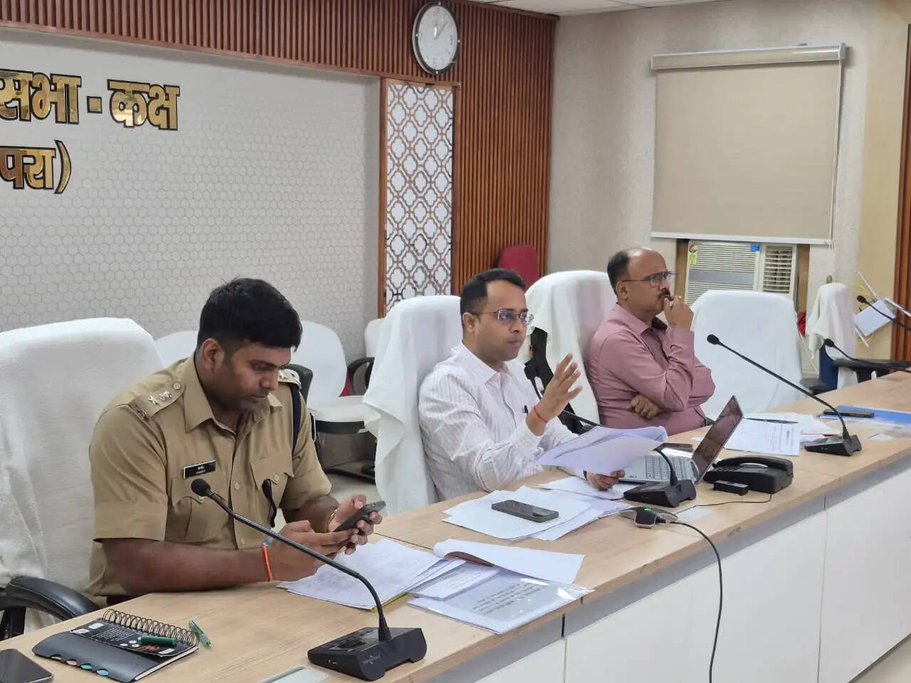 जनता दरबार में जिलाधिकारी ने सुनीं 85 फरियादियों की समस्याएं