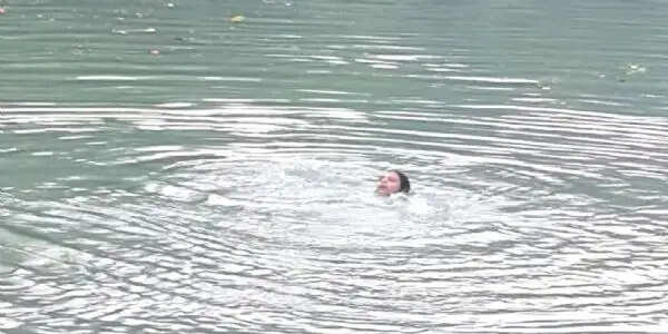 गंगनहर में युवती ने लगाई छलांग, युवकों ने बचाई जान