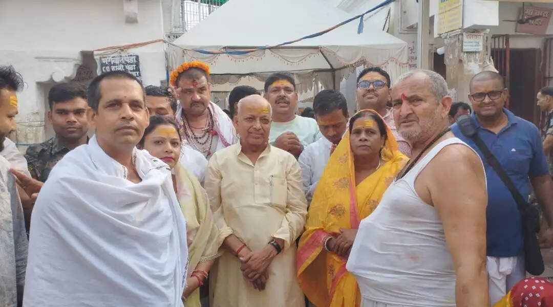 विधायक रामसेवक सिंह ने बाबा बैद्यनाथ धाम में की पूजा