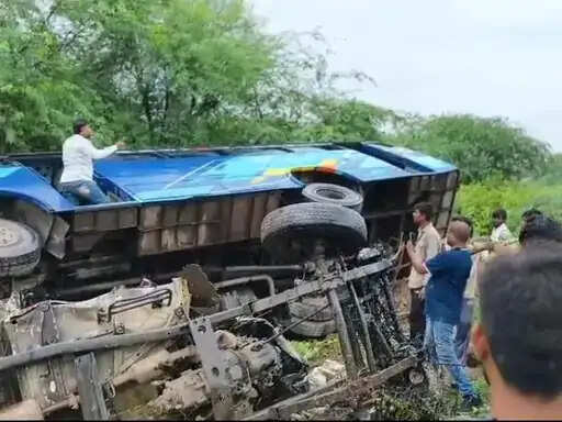 इंदौर से बड़वानी आ रही यात्री बस-पिकअप की आमने-सामने भिड़ंत, पिकअप चालक की मौत, दो महिलाएं गंभीर घायल