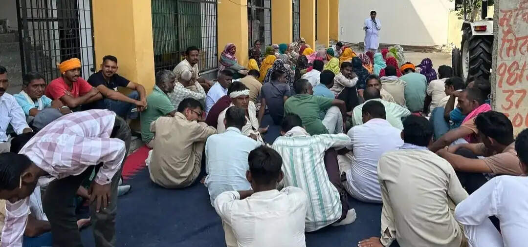हांसी में वेतन अटकने पर फूटा सफाई कर्मचारियों का गुस्सा, नगर परिषद में दिया धरना