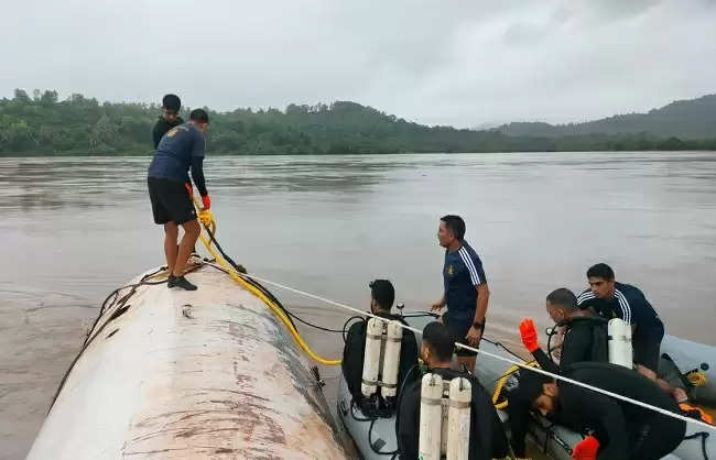 कर्नाटक में भूस्खलन के कारण तटीय क्षेत्र में हालात बिगड़े, भारतीय नौसेना सतर्क