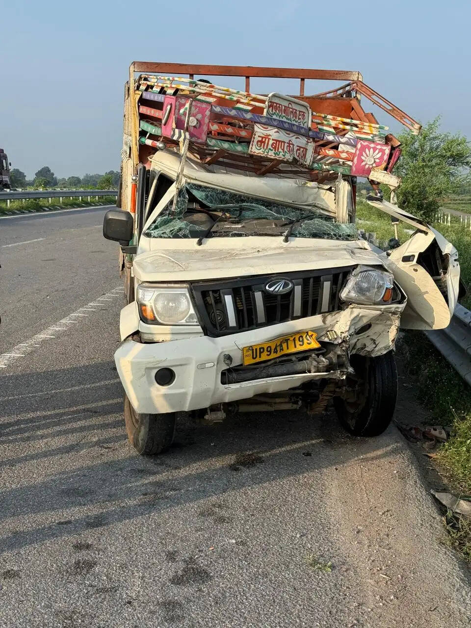 सड़क हादसे में सगे भाइयों की मौत, पिकअप चालक गंभीर घायल