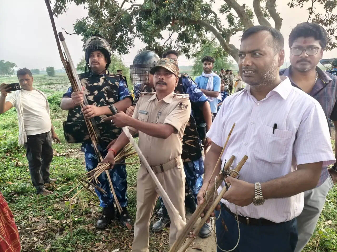 अतिक्रमण हटाने गई पुलिस टीम पर हमला