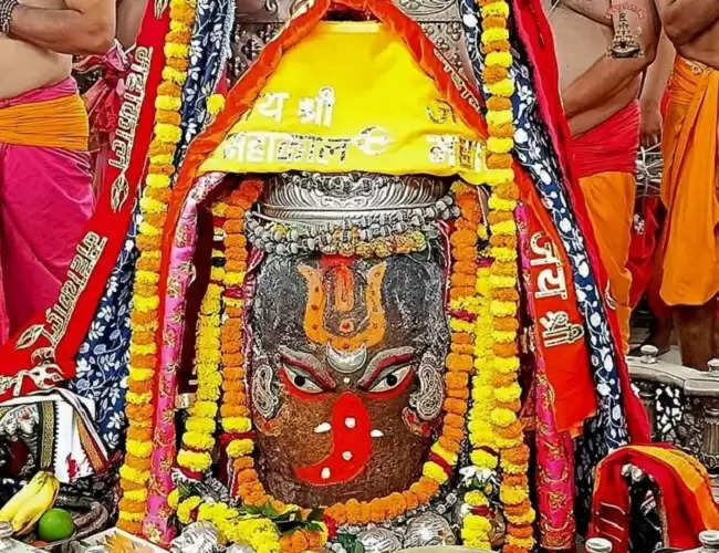 कार्तिक शुक्ल प्रतिपदा पर वैष्णव तिलक लगाकर गणेश स्वरूप में सजे भगवान महाकाल