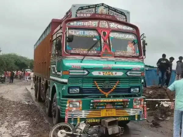 (अपडेट) झाबुआ:&nbsp;तेज रफ्तार ट्राले की टक्कर से सरपंच के ससुर-देवर की मौत