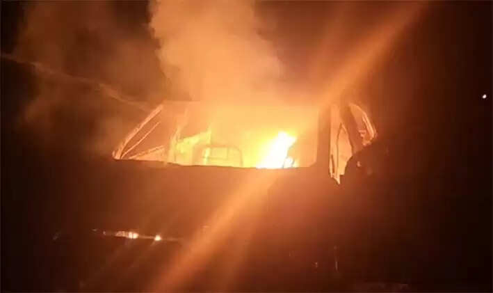चलती कार में लगी आग, चालक ने कूदकर बचाई जान