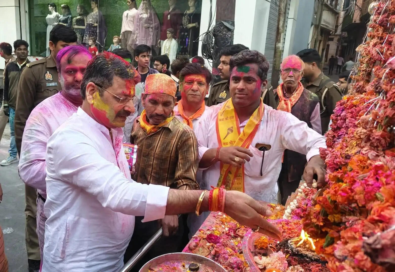 धूमधाम से मनमोहक झांकियों के साथ निकली रामडोल शोभायात्रा