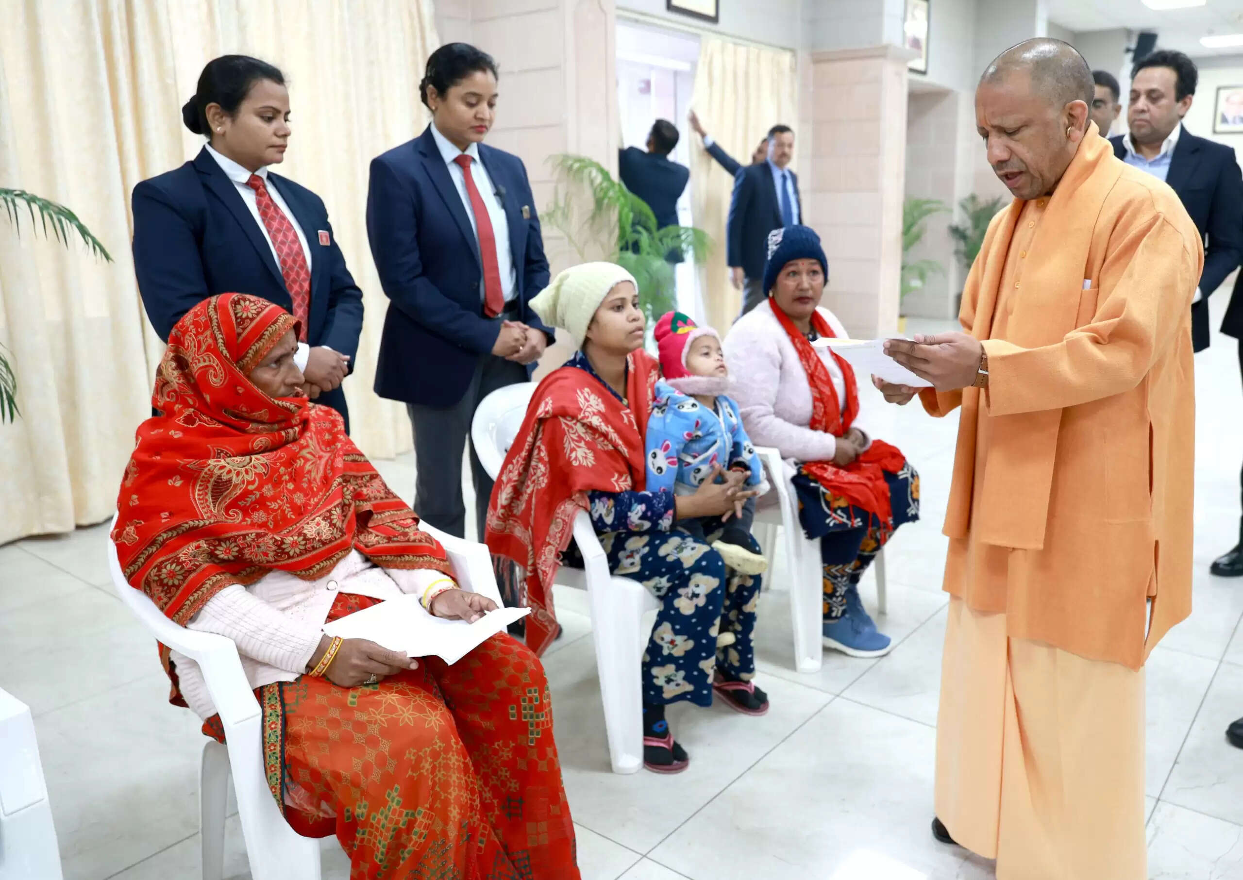 मुख्यमंत्री योगी का प्रशासन काे निर्देश,सर्दी में फरियादियों के लिए रैनबसेरे में रुकने की कराएं व्यवस्था