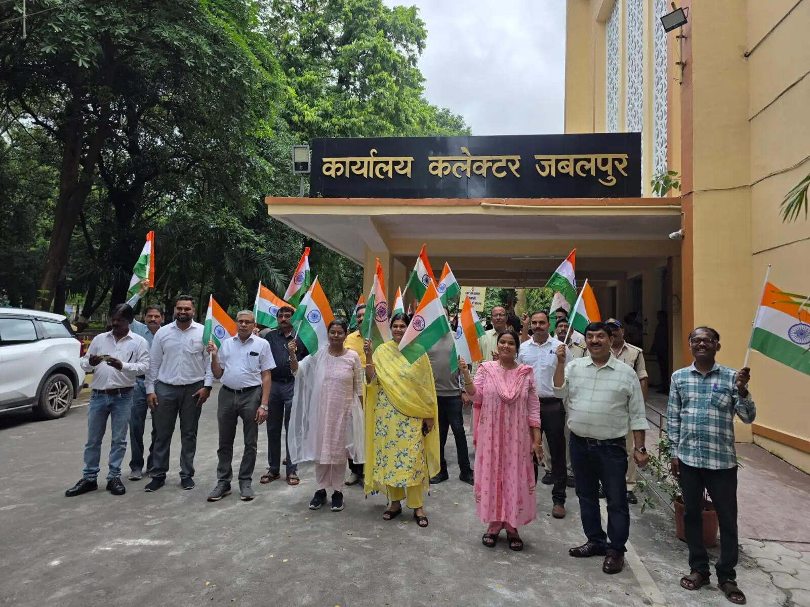 'हर घर तिरंगा’ अभियान : कलेक्ट्रेट कार्यालय द्वारा निकाली गई भव्य तिरंगा यात्रा