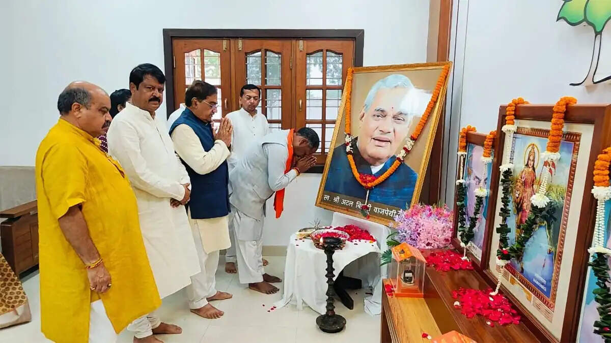 अटलजी की पुण्यतिथि पर छत्तीसगढ़&nbsp;में&nbsp;भाजपा नेताओं ने अर्पित की श्रद्धांजलि