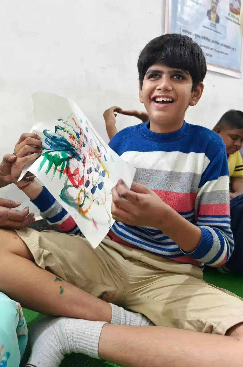 रायपुर : विश्व विकलांग दिवस पर विशेष बच्चों के लिए महत्वपूर्ण चित्रकला कार्यशाला “उड़ान हमारी” का आयोजन