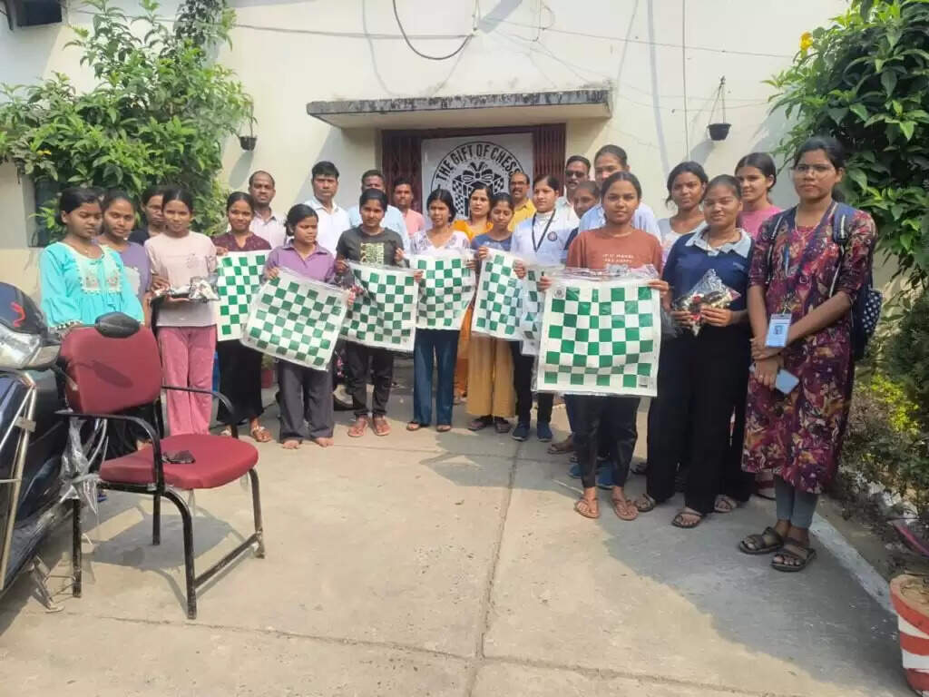 रायगढ़ में शतरंज को बढ़ावा देने पहल, छात्राओं को निःशुल्क इंटरनेशनल चेस सेट वितरित