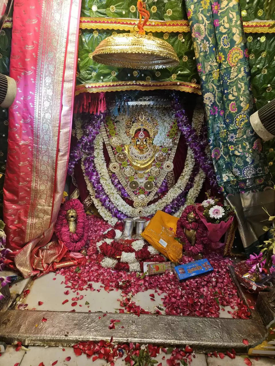 श्रृंगार महोत्सव में पांचवे दिन मां कुष्माण्डा का पंचमेवा श्रृंगार, संगीत संध्या