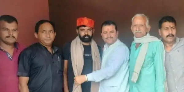 नाहन की रून नदी में बुजुर्ग को बचाने के प्रयास में घायल युवक इलाज के बाद घर लौटा