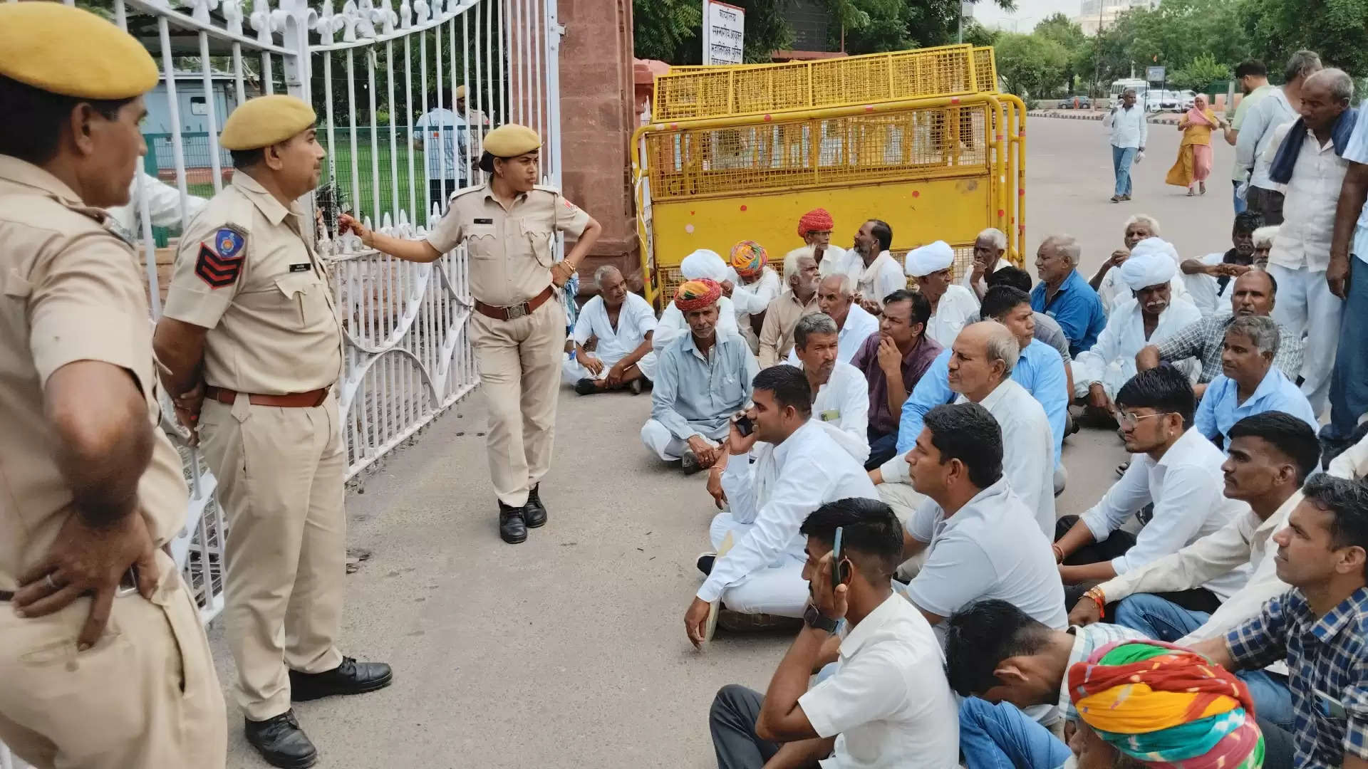 फसल बीमा के मुआवजे की मांग को लेकर किसानों का प्रदर्शन